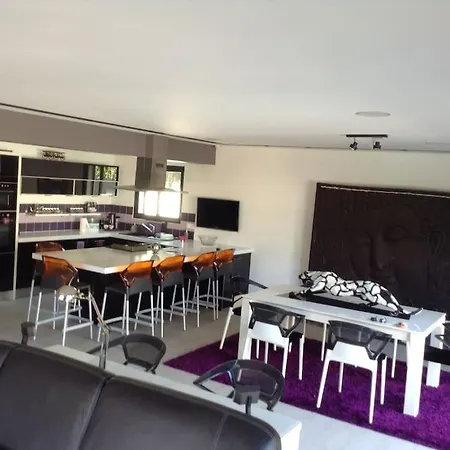 Grand Standing Piscine * אגדה